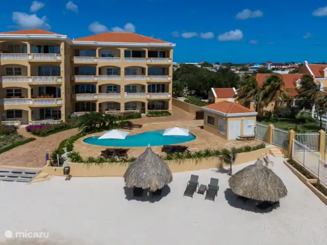 The Beach · The Strand Penthouse en Curazao, Curazao Centro, Willemstad - apartamento Algo para todos, el alojamiento cuenta con piscina y acceso directo a la playa y al mar.