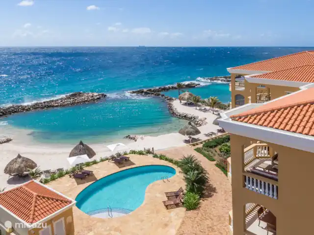 The Beach · The Strand Penthouse en Curazao, Curazao Centro, Willemstad - apartamento En The Strand hay una piscina comunitaria y acceso directo a la playa.