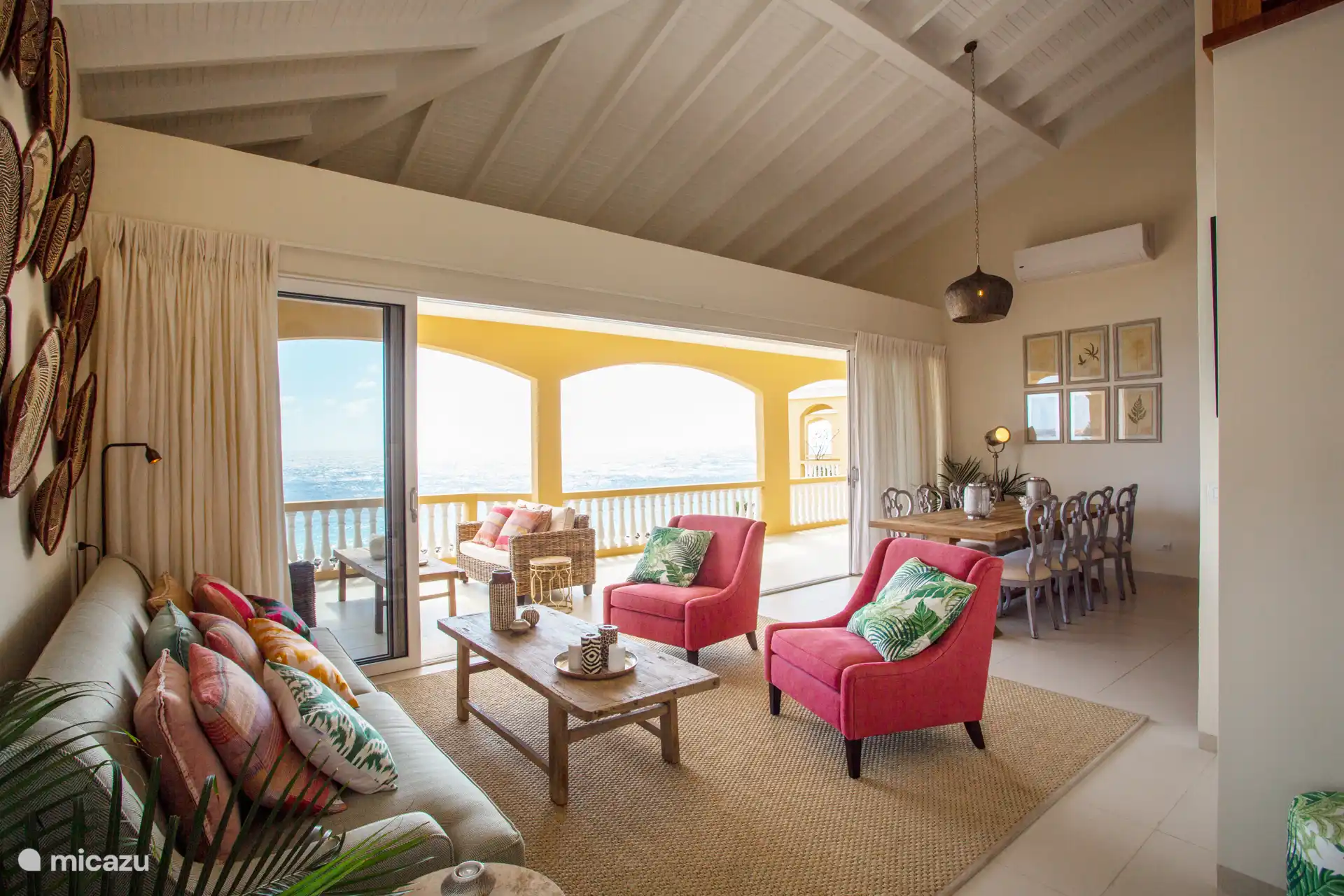 Schöne Sitzecke und Esstisch mit Meerblick!