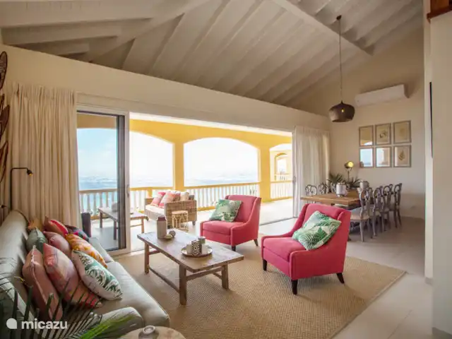 The Beach · The Strand Penthouse en Curazao, Curazao Centro, Willemstad - apartamento ¡Hermosa sala de estar y mesa de comedor con vista al mar!