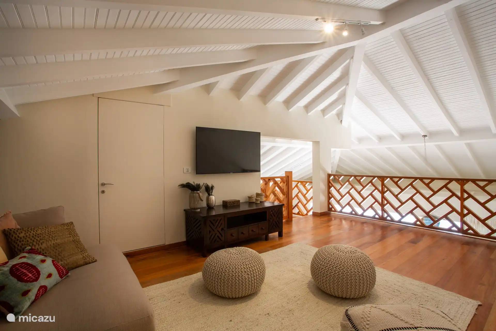 Wohnzimmer im Obergeschoss mit TV