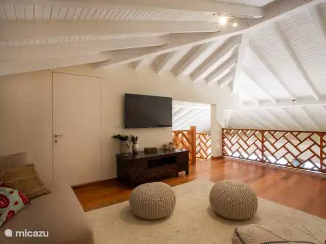 The Beach · The Strand Penthouse en Curazao, Curazao Centro, Willemstad - apartamento Sala de estar en la planta alta con TV