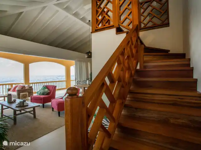 The Beach · The Strand Penthouse en Curazao, Curazao Centro, Willemstad - apartamento Escaleras a la sala de estar