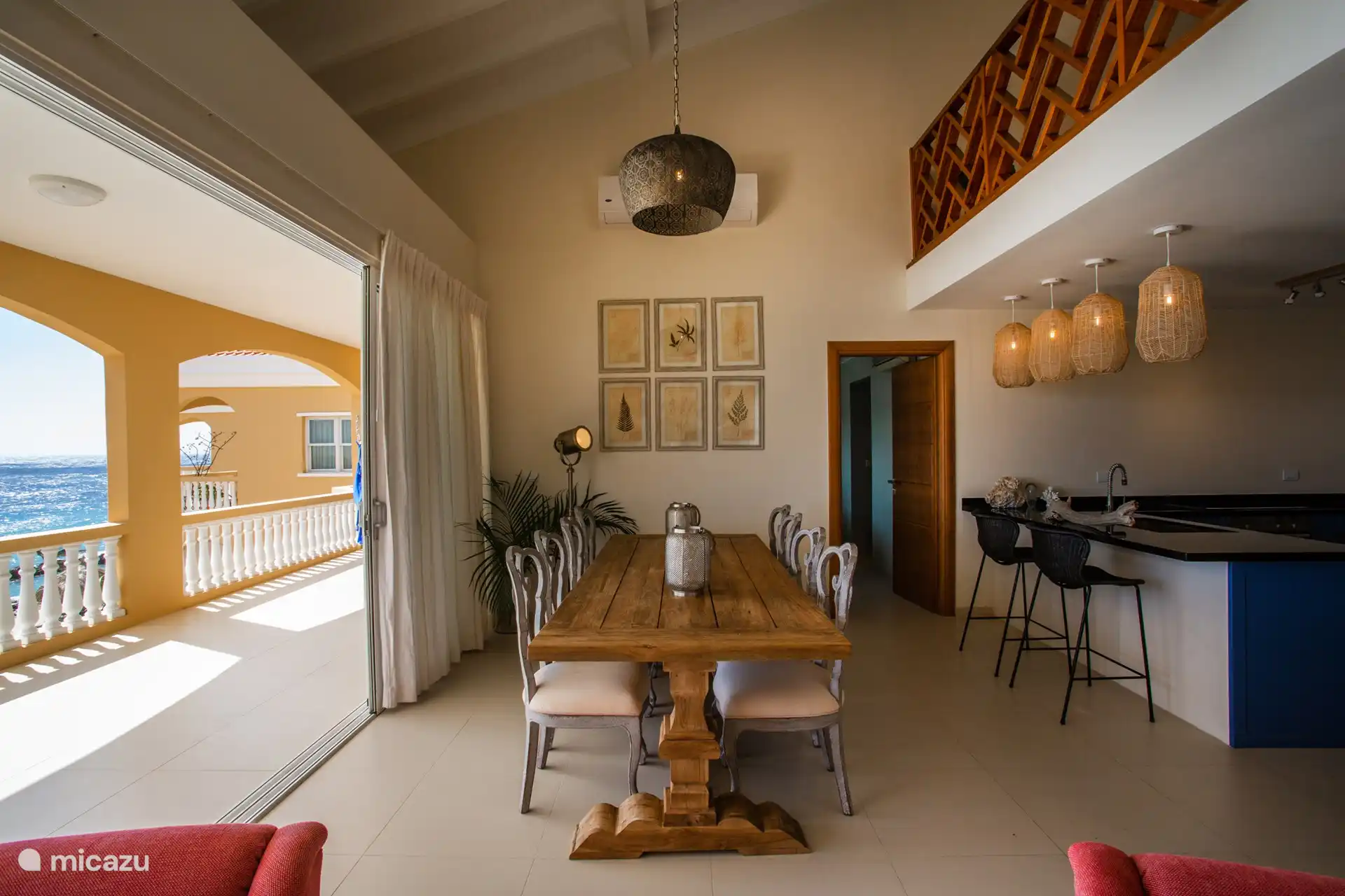 Esstisch mit Zugang zum Balkon