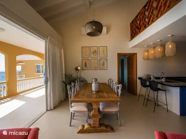 The Beach · The Strand Penthouse en Curazao, Curazao Centro, Willemstad - apartamento Mesa de comedor con acceso al balcón
