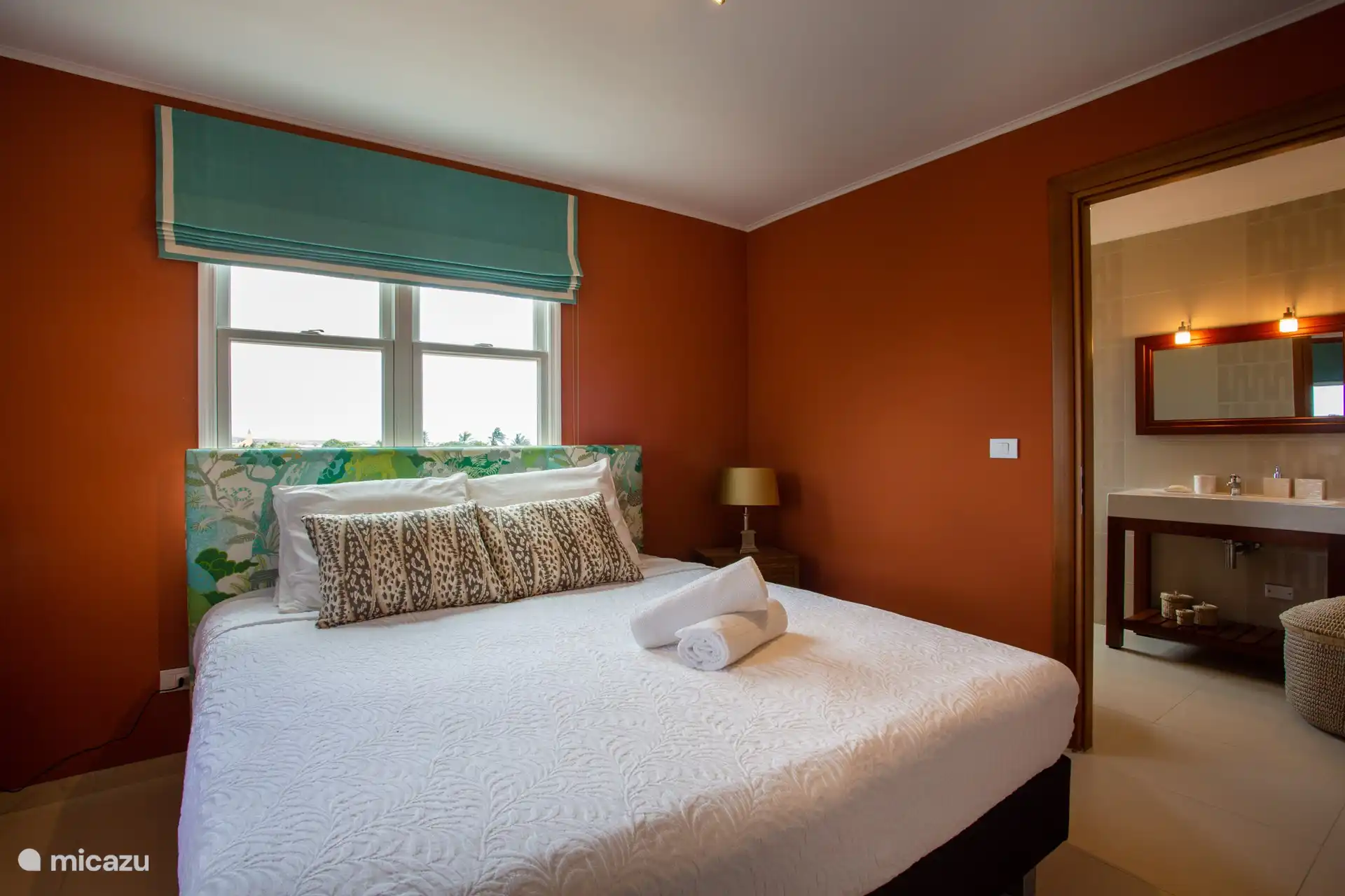 Schlafzimmer 1 mit Doppelbett, Klimaanlage und Bad