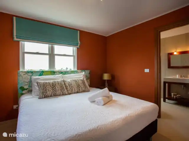 The Beach · The Strand Penthouse en Curazao, Curazao Centro, Willemstad - apartamento Dormitorio 1 con cama doble, aire acondicionado y baño