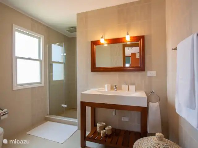 The Beach · The Strand Penthouse en Curazao, Curazao Centro, Willemstad - apartamento Cuarto de baño 1 con WC