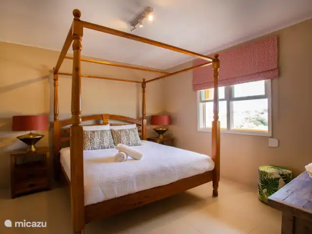 The Beach · The Strand Penthouse en Curazao, Curazao Centro, Willemstad - apartamento Dormitorio 2 con cama doble, aire acondicionado y baño