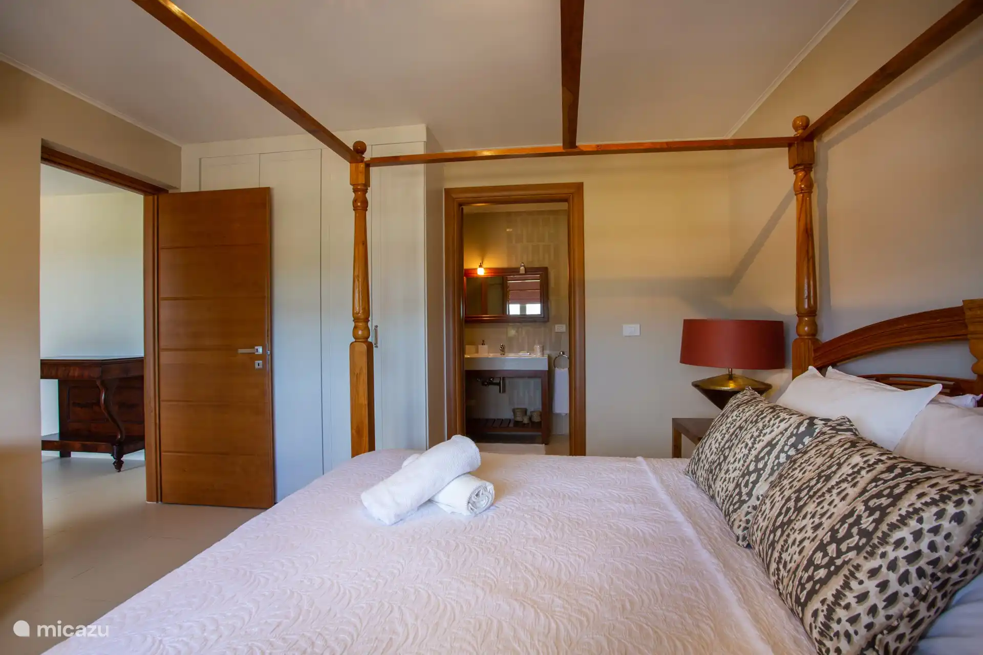 Schlafzimmer 2 mit Doppelbett, Klimaanlage und Bad