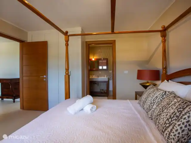 The Beach · The Strand Penthouse en Curazao, Curazao Centro, Willemstad - apartamento Dormitorio 2 con cama doble, aire acondicionado y baño