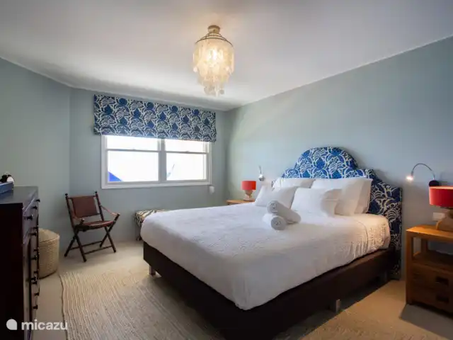 The Beach · The Strand Penthouse en Curazao, Curazao Centro, Willemstad - apartamento Dormitorio 3 con cama doble, aire acondicionado y baño
