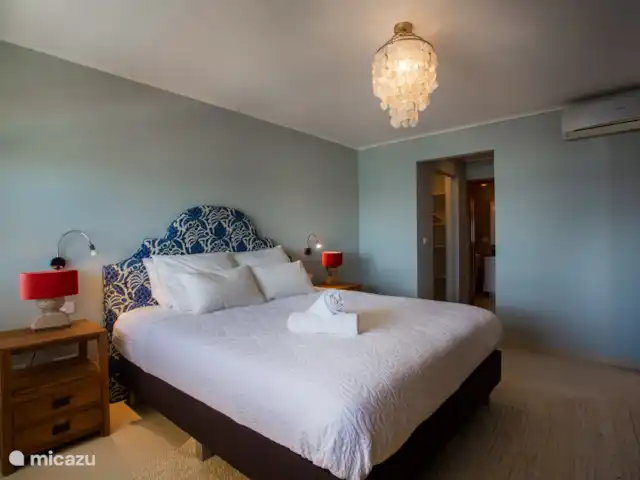 The Beach · The Strand Penthouse en Curazao, Curazao Centro, Willemstad - apartamento Dormitorio 3 con cama doble, aire acondicionado y baño
