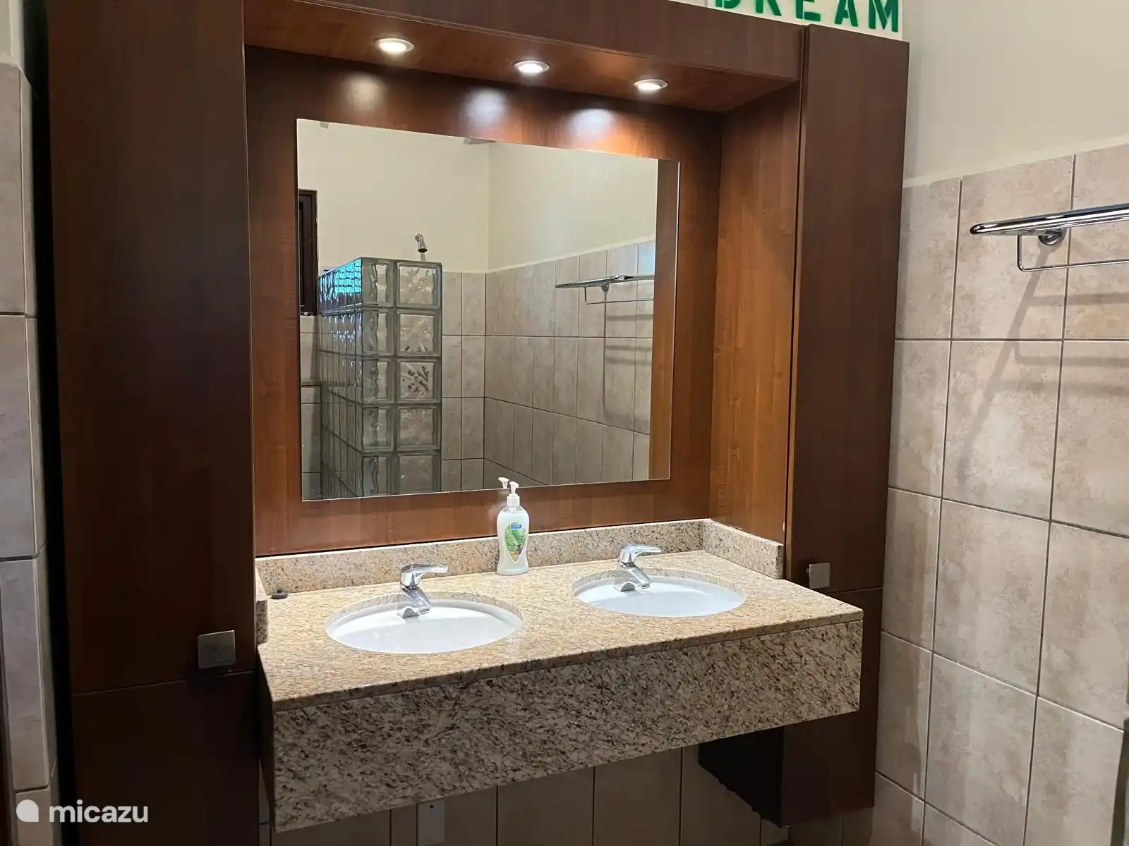 Salle de bain dans la chambre principale