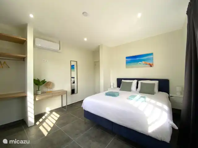 Villa Cabana | Curaçao, Banda Ariba (est), Mambo Beach - villa Réveillez-vous reposé et détendu dans cette chambre (1) dans un lit double spacieux de qualité hôtelière de luxe.