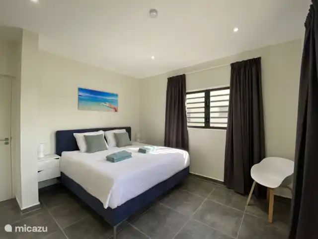 Villa Cabana | Curaçao, Banda Ariba (est), Mambo Beach - villa Réveillez-vous reposé et détendu dans cette chambre (1) dans un lit double spacieux de qualité hôtelière de luxe.