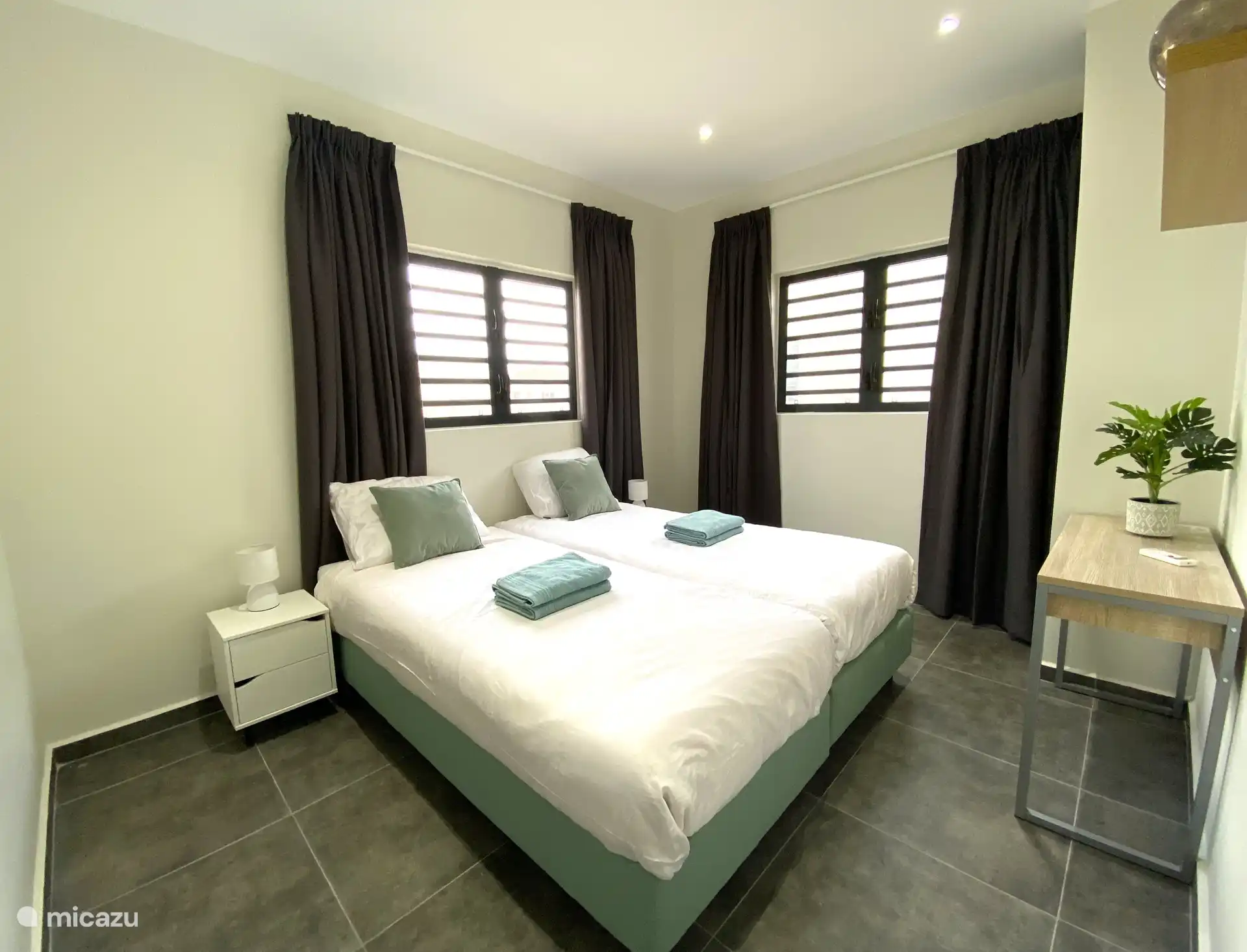 Réveillez-vous reposé et détendu dans cette chambre (2) dans un lit double spacieux ou deux lits simples de qualité hôtelière de luxe. La disposition des lits se fait selon votre préférence.