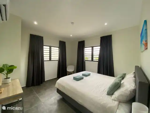Villa Cabana | Curaçao, Banda Ariba (est), Mambo Beach - villa Réveillez-vous reposé et détendu dans cette chambre (3) dans un lit double spacieux de qualité hôtelière de luxe.
