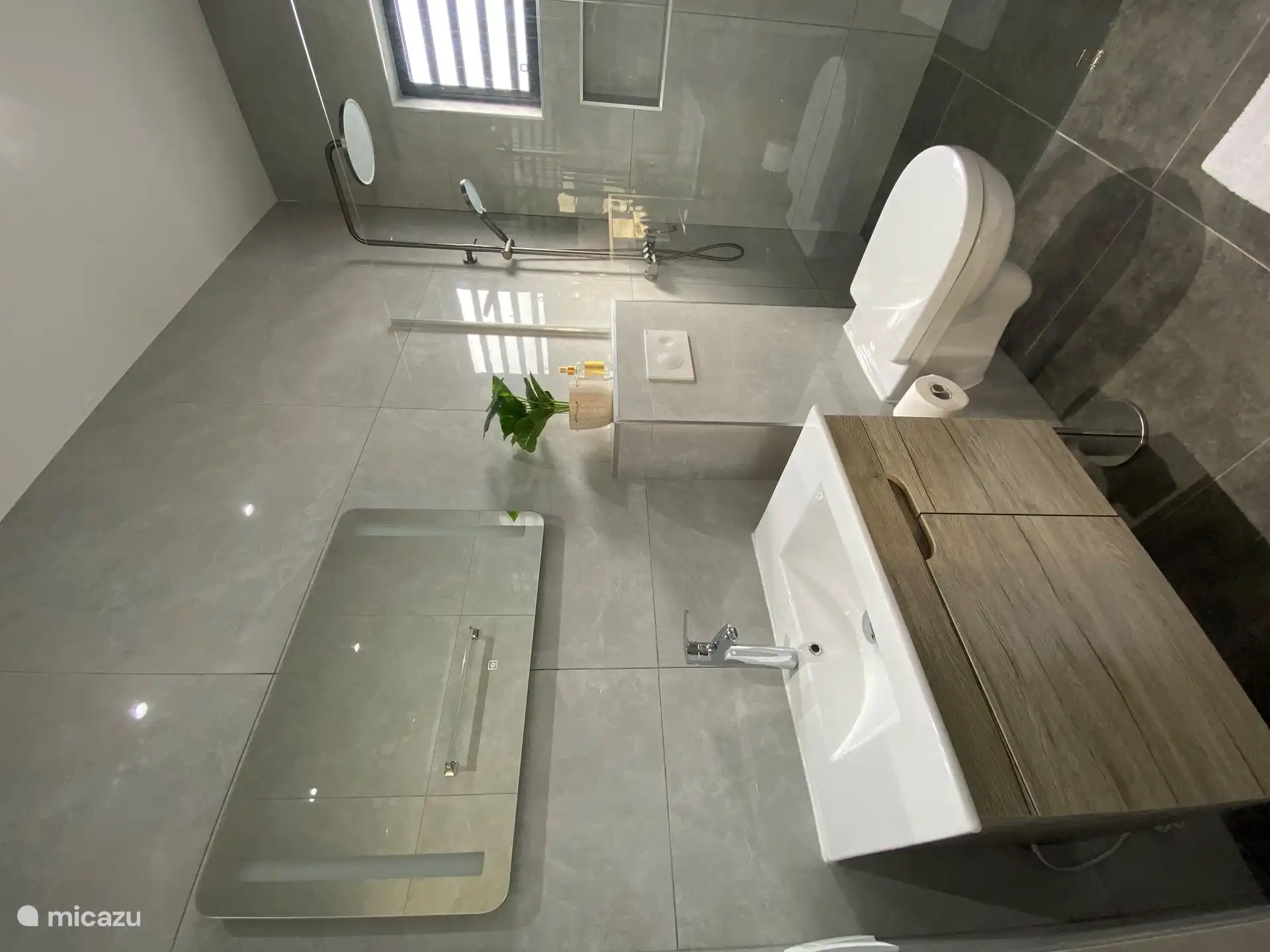 Les deux salles de bains sont identiques et toutes deux équipées d’une luxueuse douche à effet pluie et à l’italienne.