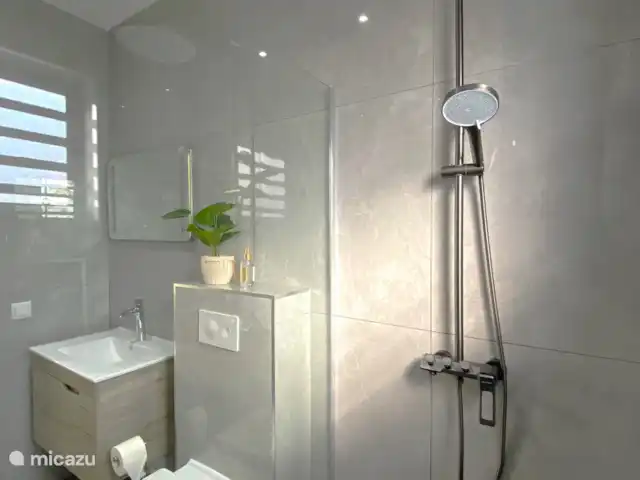 Villa Cabana | Curaçao, Banda Ariba (est), Mambo Beach - villa Les deux salles de bains sont identiques et toutes deux équipées d’une luxueuse douche à effet pluie et à l’italienne.