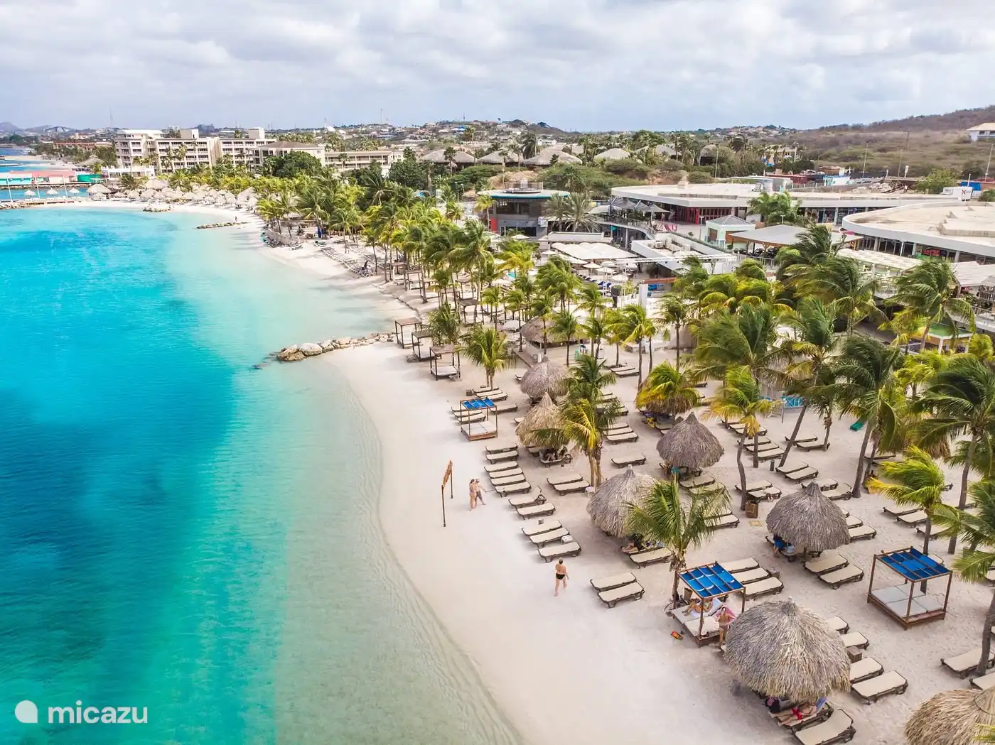 La belle plage de Mambo, longue de près de 1 km, est une plage surveillée, propre et sûre. Les vagues de la mer sont retenues par un barrage de pierre au large de la côte, ce qui la rend sûre même pour les petits enfants.