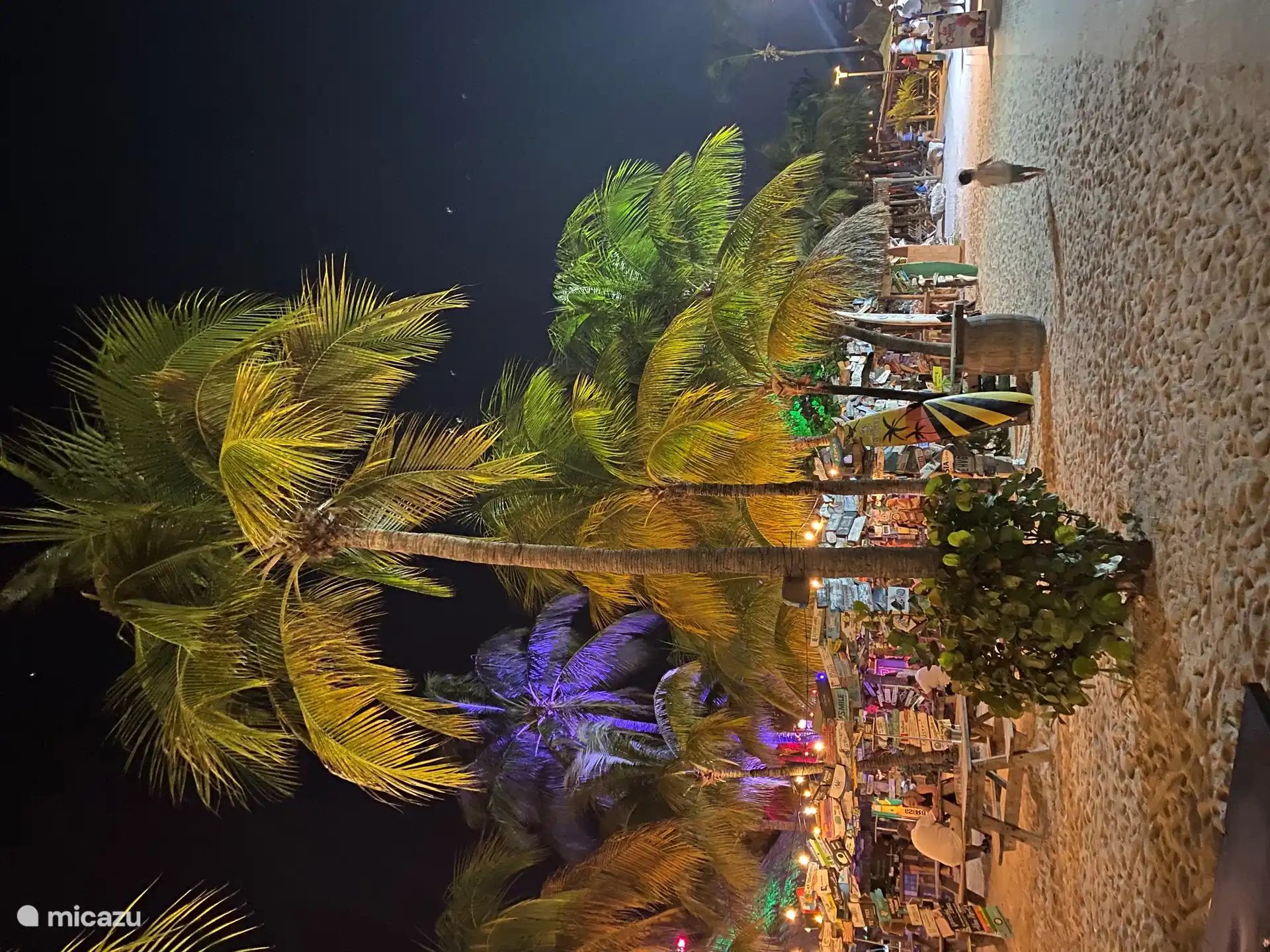 Plage de Mambo le soir : ici, il y a un happy hour tous les soirs et vous pouvez danser sur les Caraïbes et la musique moderne des bars.