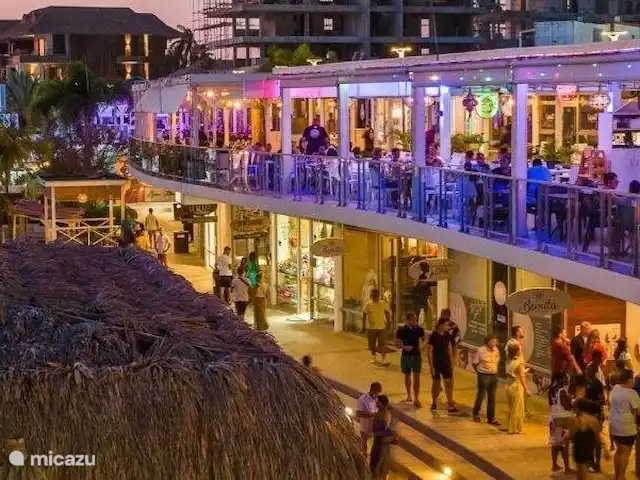 Villa Cabana | Curaçao, Banda Ariba (est), Mambo Beach - villa Mambo Boulevard : Faites-vous plaisir dans l’un des nombreux restaurants de Mambo Boulevard. Vous pouvez marcher directement sur la plage animée via la plage de Toucan/Mood et vous pouvez choisir parmi de nombreux restaurants et bars, à la fois sur et au-dessus de la plage !
