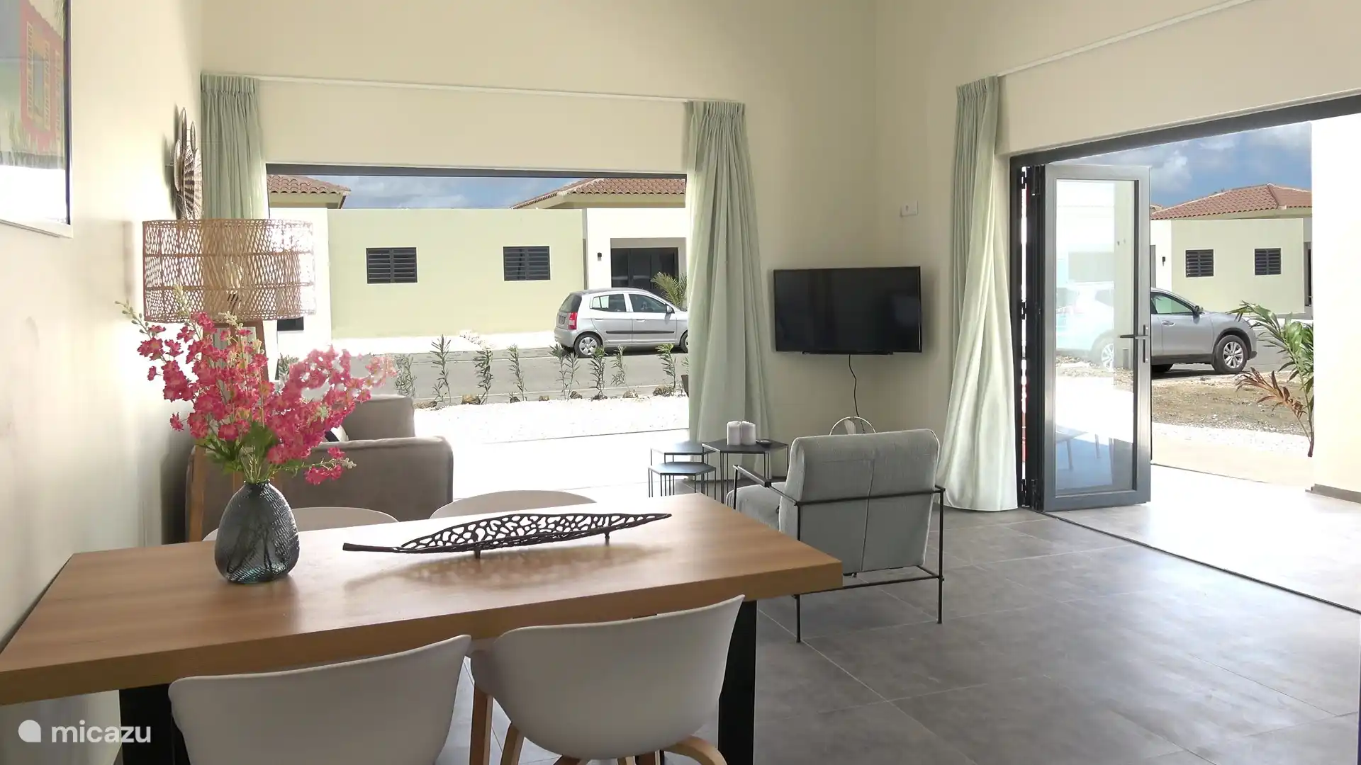 Vous pouvez ouvrir complètement les façades vitrées pour profiter au maximum du climat des Caraïbes et laisser entrer d’agréables brises marines