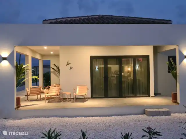 Villa Cabana | Curaçao, Banda Ariba (est), Mambo Beach - villa Le porche est entièrement éclairé.