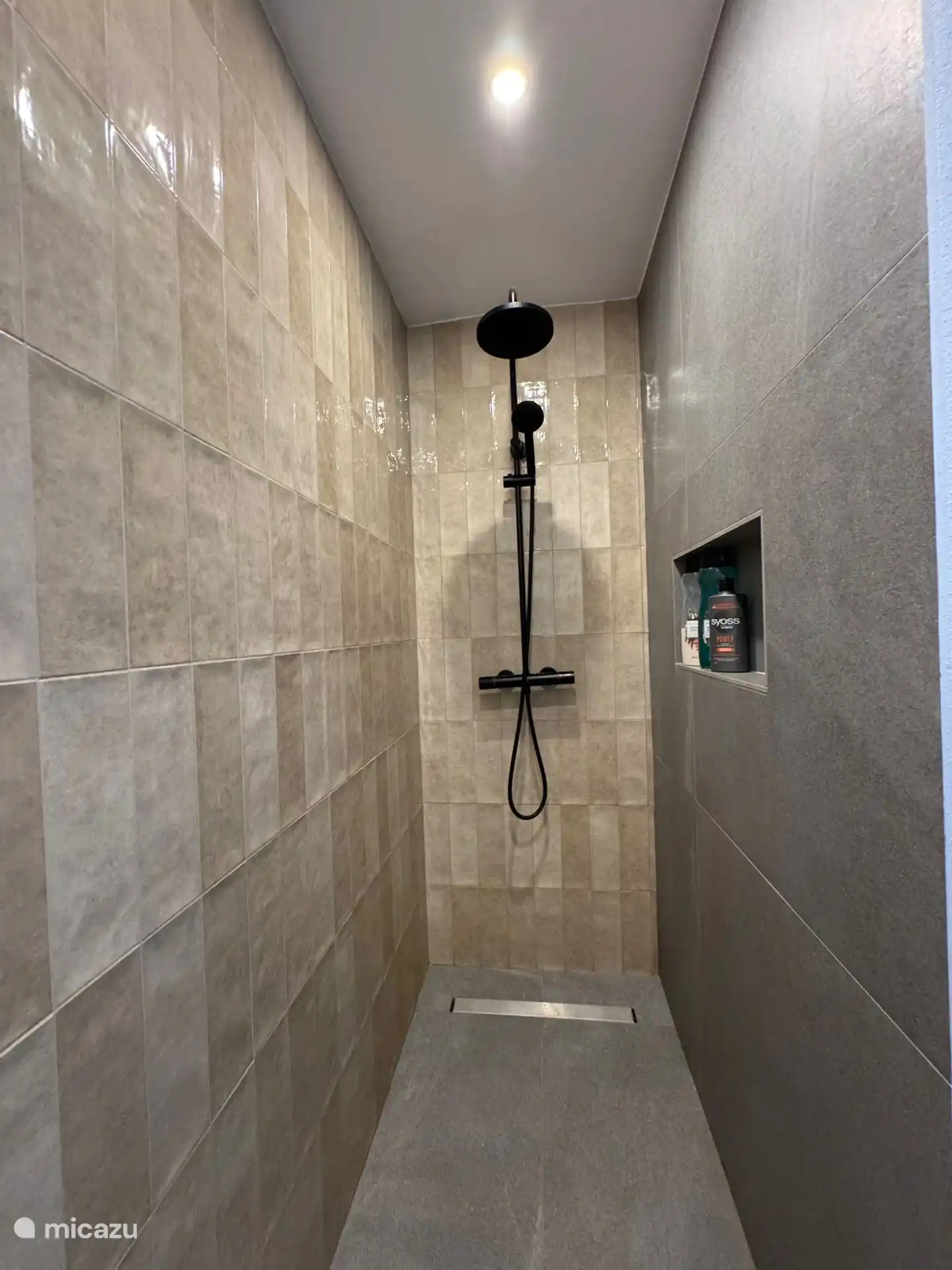 Luxuriöse, geräumige Dusche