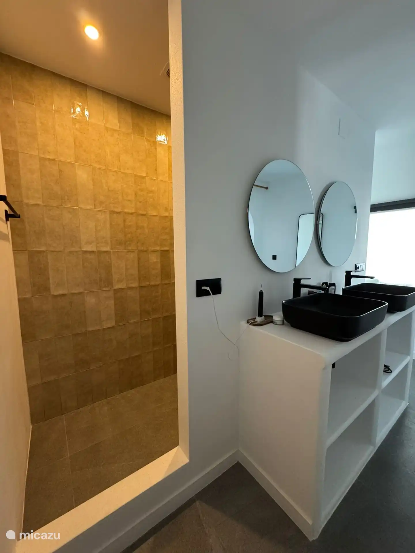 Separate geräumige Dusche