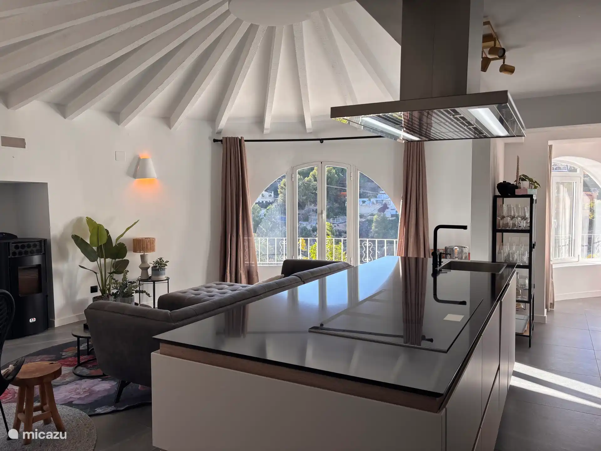 Moderne, luxuriöse offene Küche 