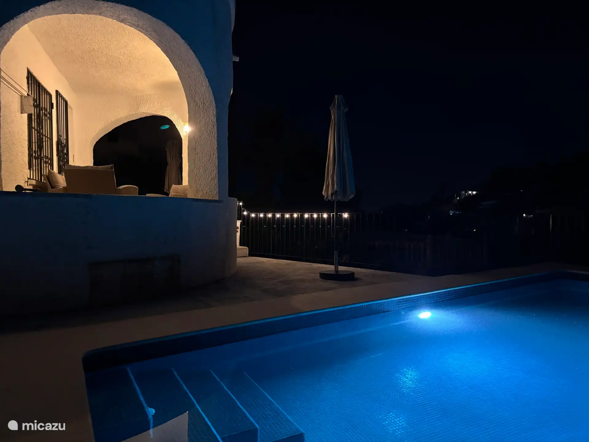 Stimmungsvolle Beleuchtung im Pool 