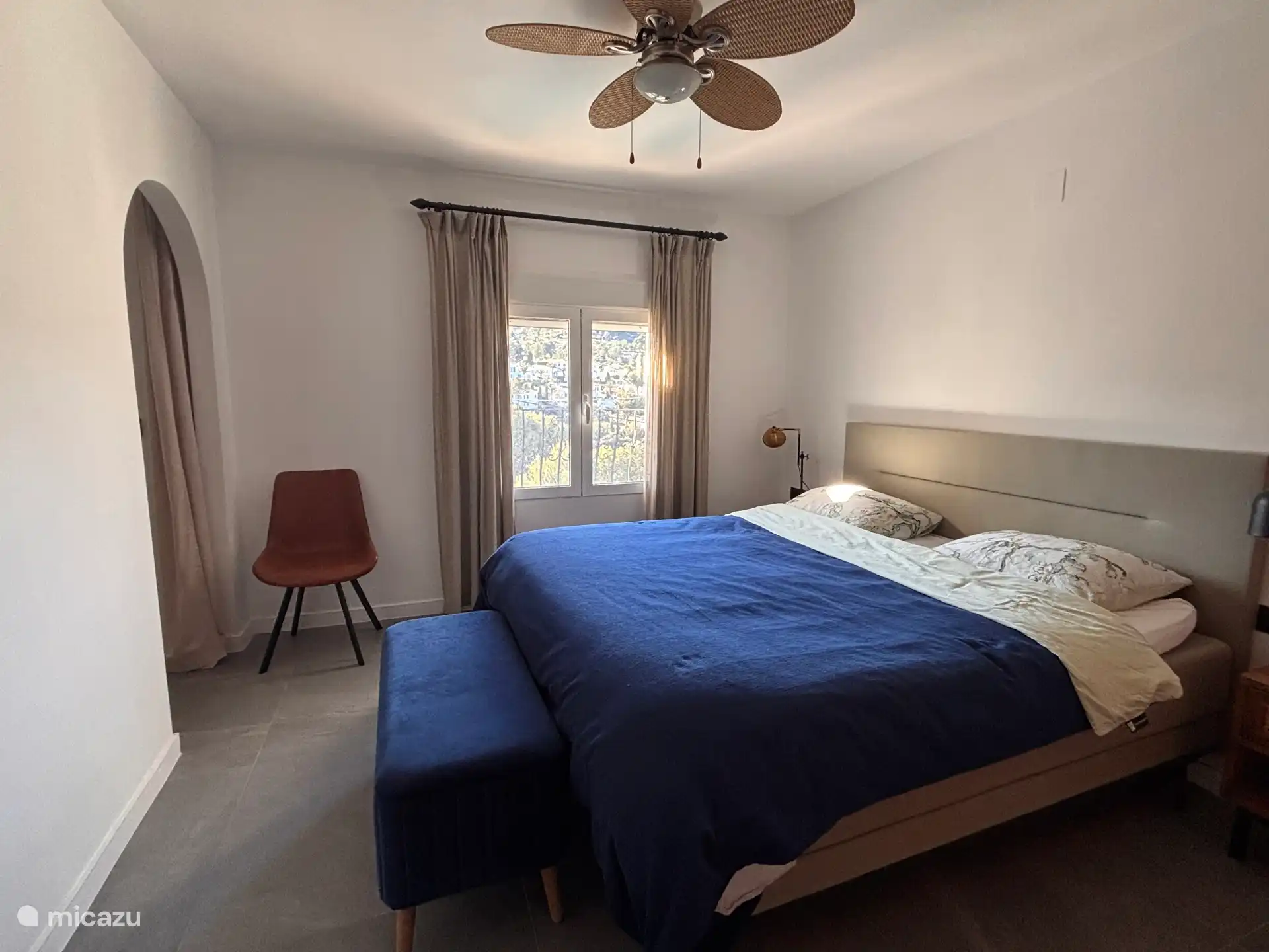 Dormitorio con baño vestidor y vistas a Montemar