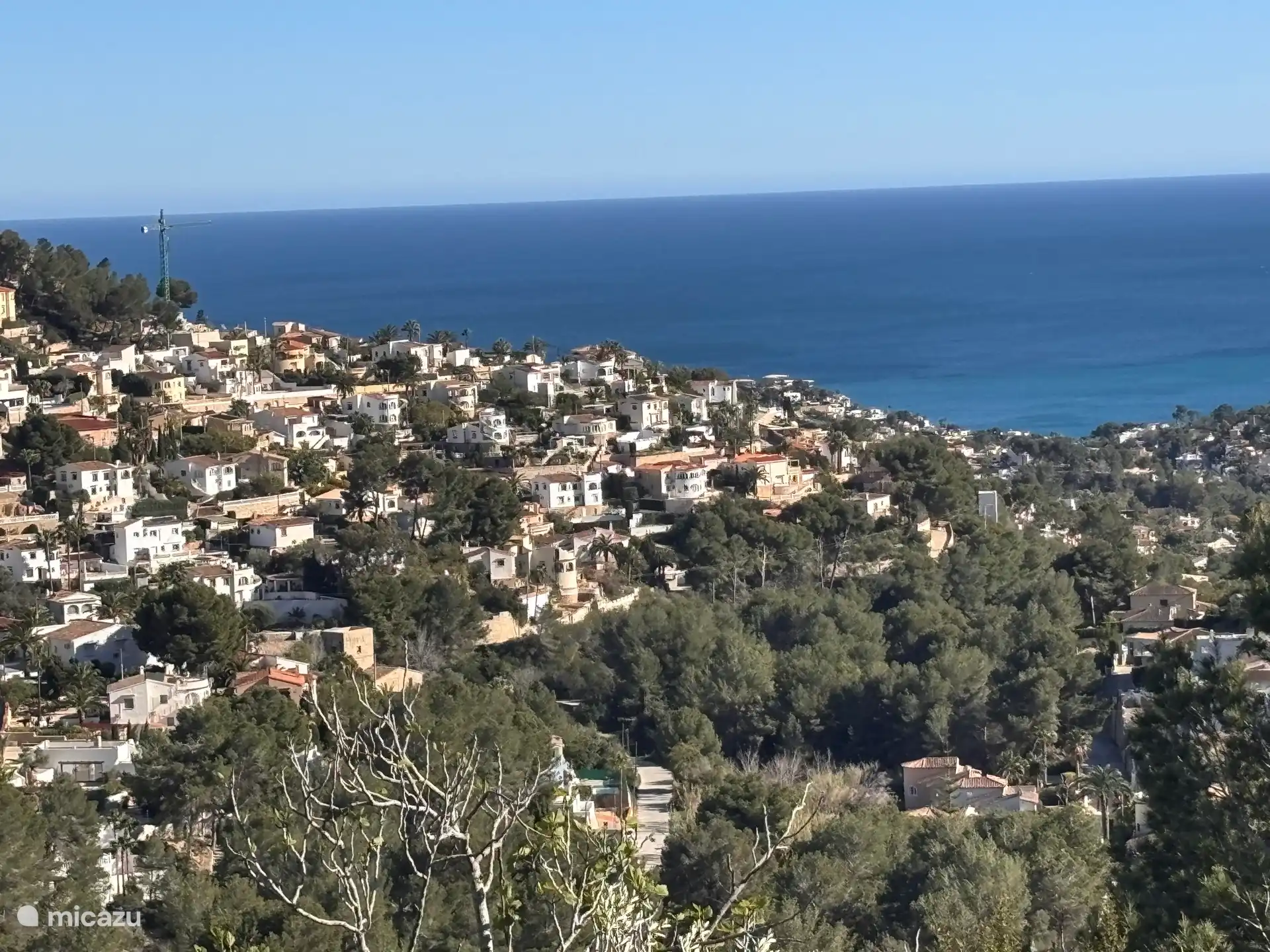 Benissa Montemar, la casa está situada en el centro con una posición suroeste. Todo el día alrededor de la casa :) y eso es exactamente lo que queremos :)