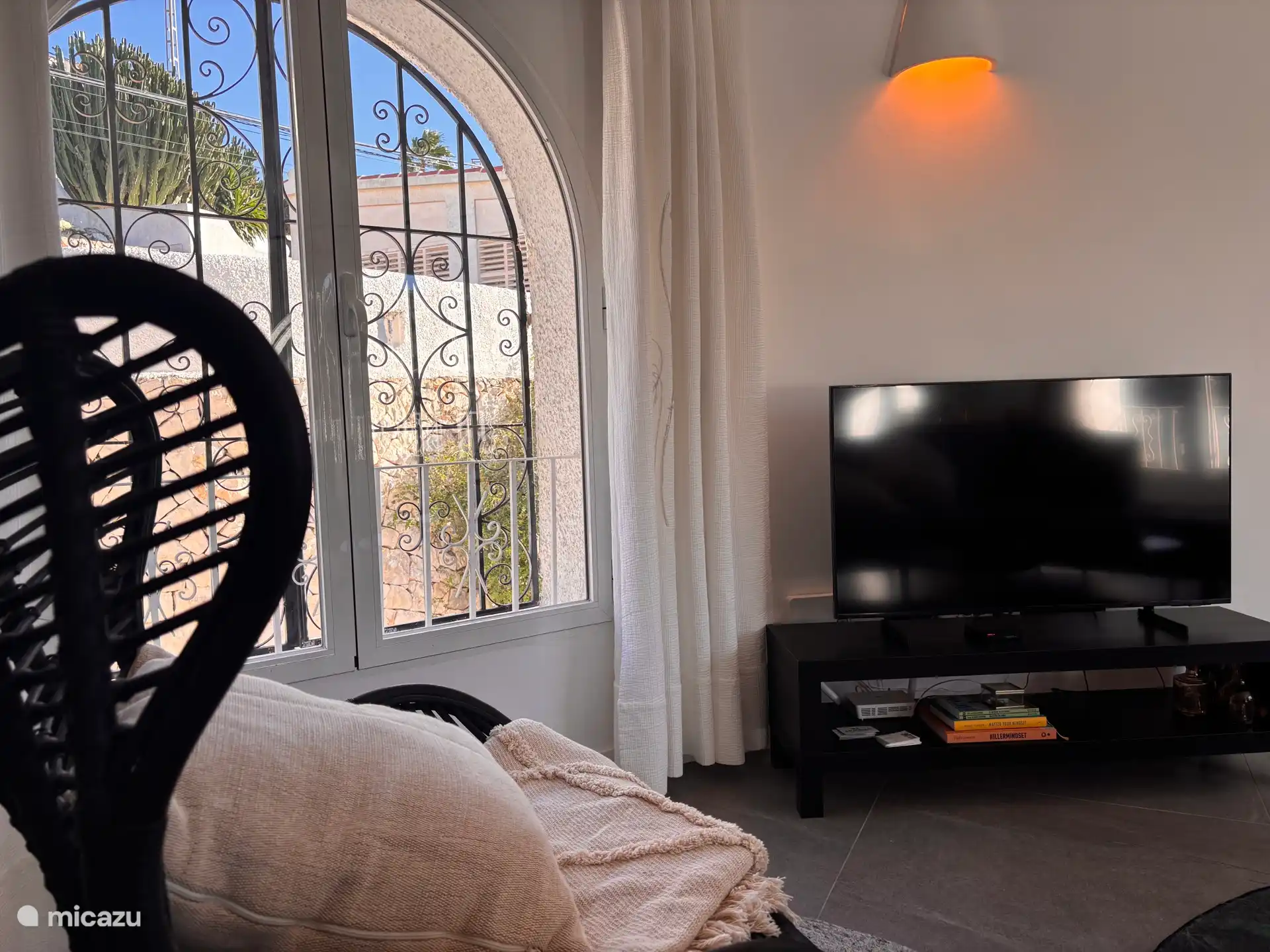 Fernseher ausgestattet mit allen TV-Kanälen und Smart-TV-Funktionen 