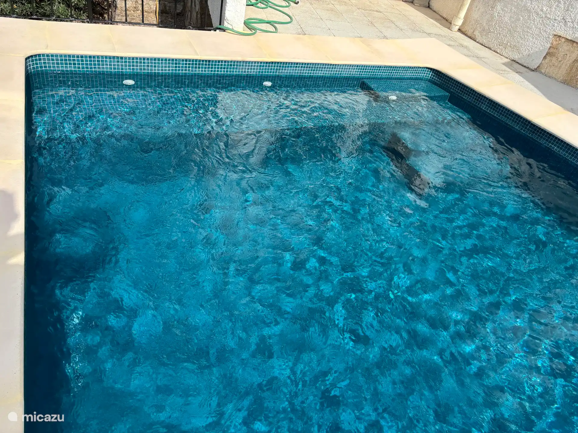Bank und Treppe im Pool, damit Sie sitzen und die Aussicht genießen können 