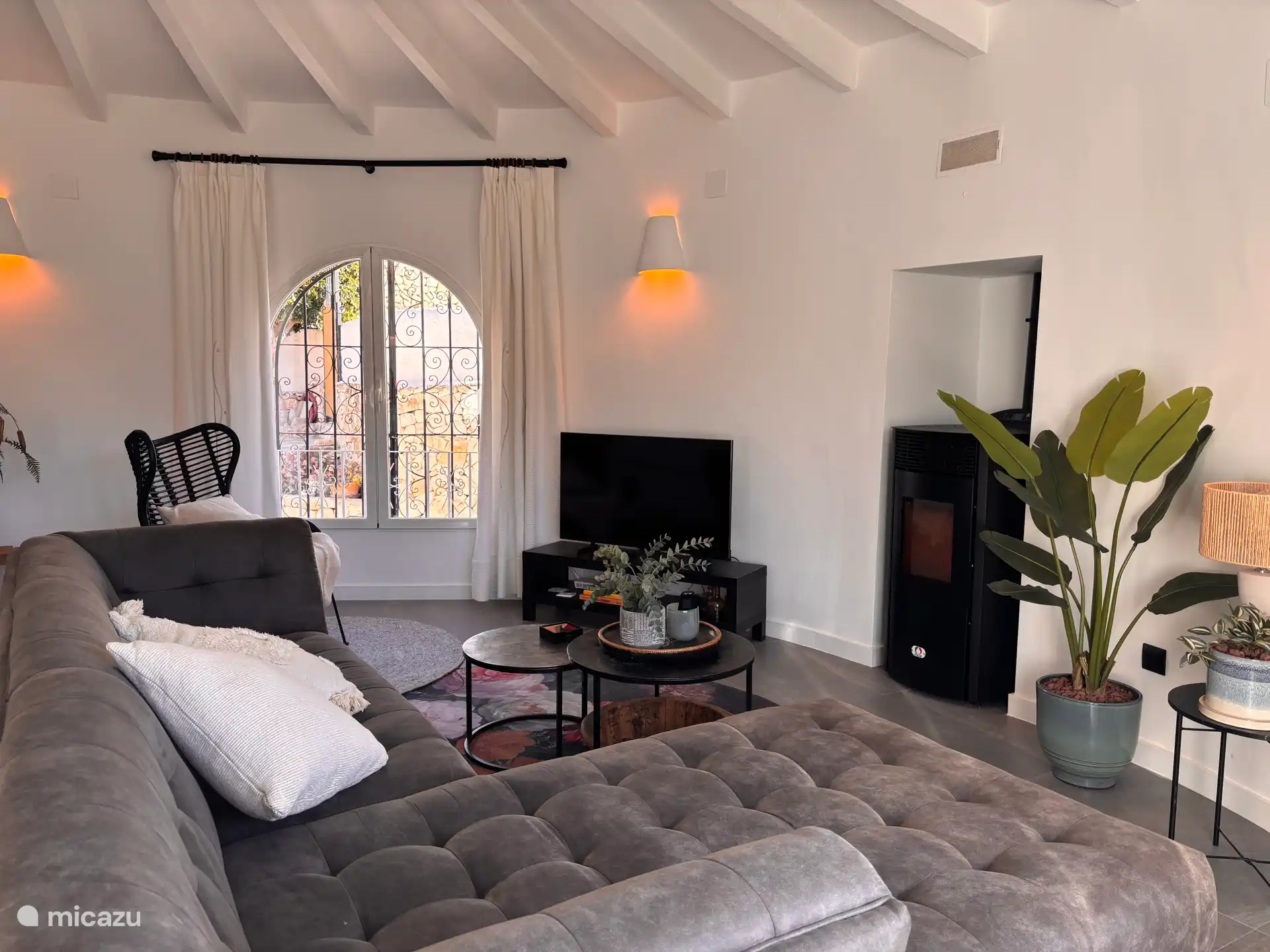 Das Wohnzimmer ist mit neuen Möbeln für maximalen Komfort ausgestattet 