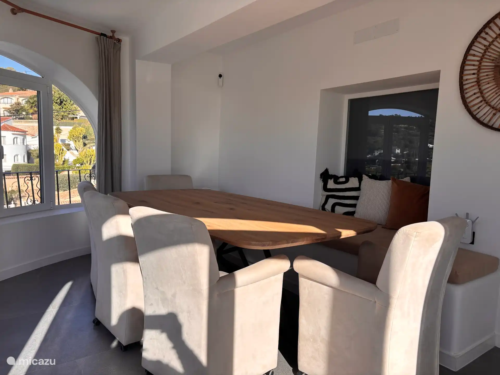 Geräumiger Sitzbereich im Naya mit großartiger Aussicht 