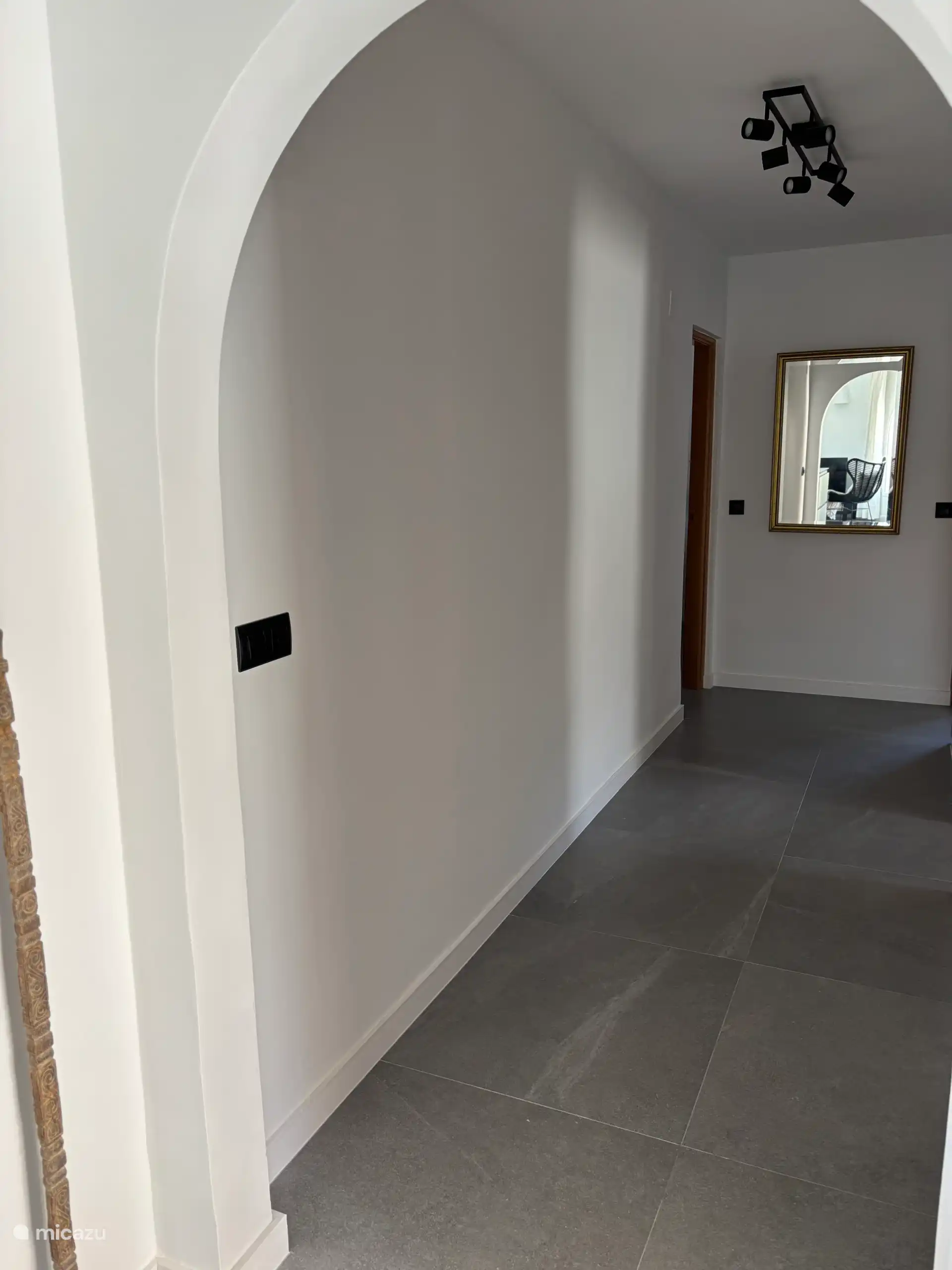 Geräumiger Flur zu den Schlafzimmern und dem Badezimmer