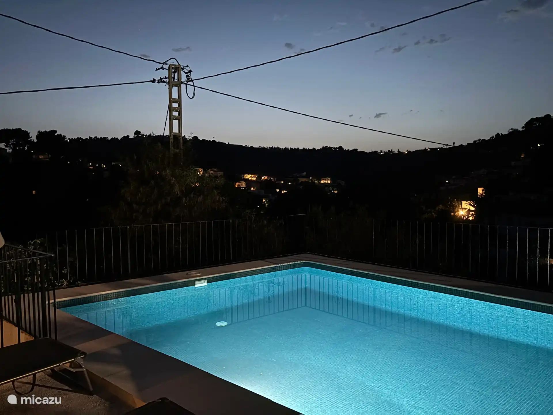 Poolbeleuchtung am Abend