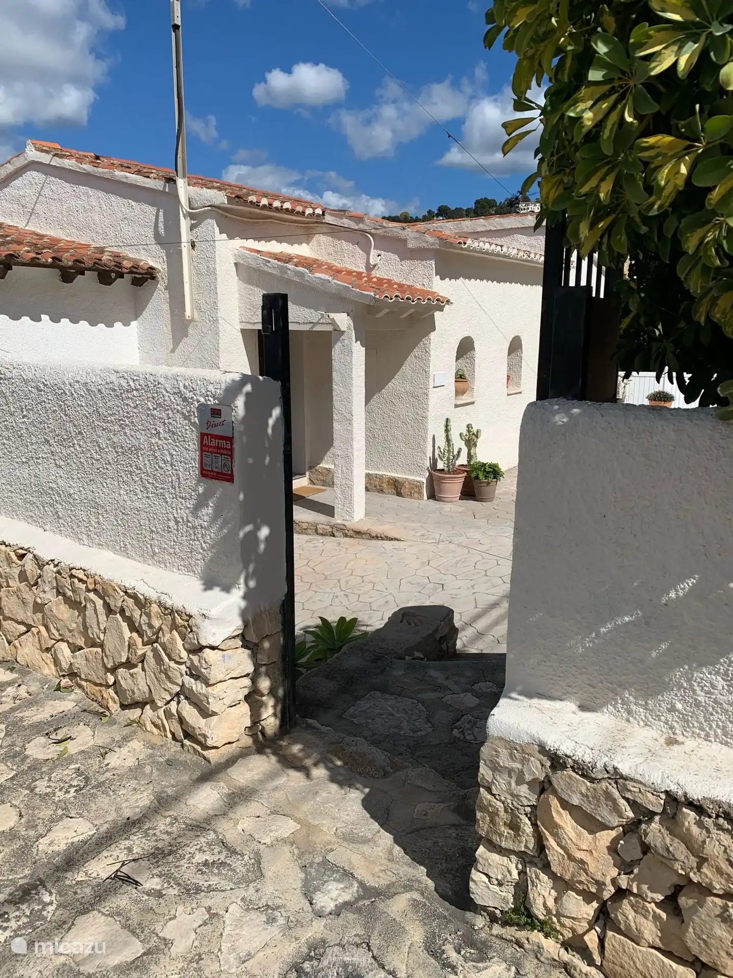 Einfahrt von den privaten Parkplätzen