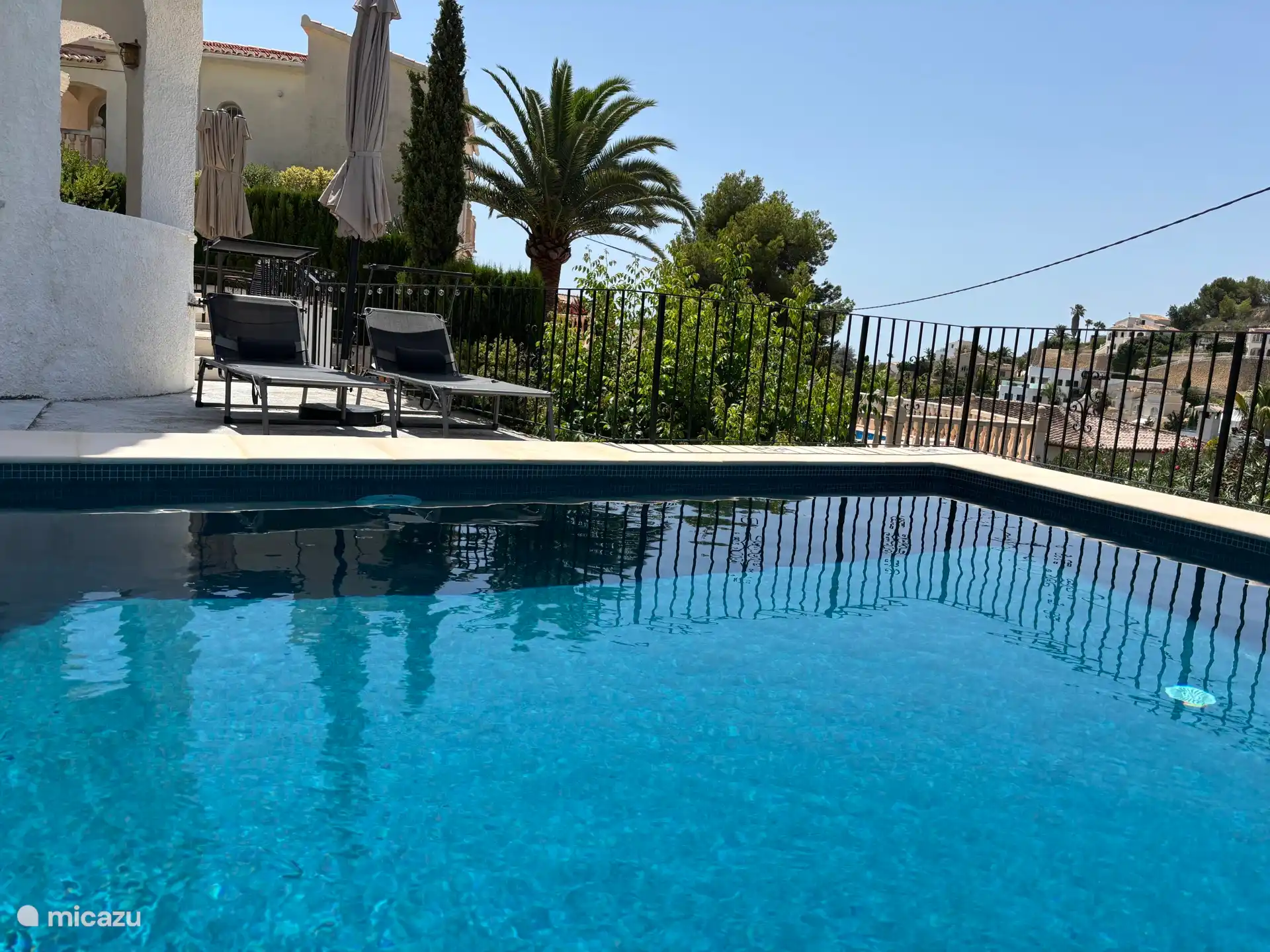 Privater Pool und Sonnenliegen, um die Sonne, die Aussicht und die Ruhe zu genießen 