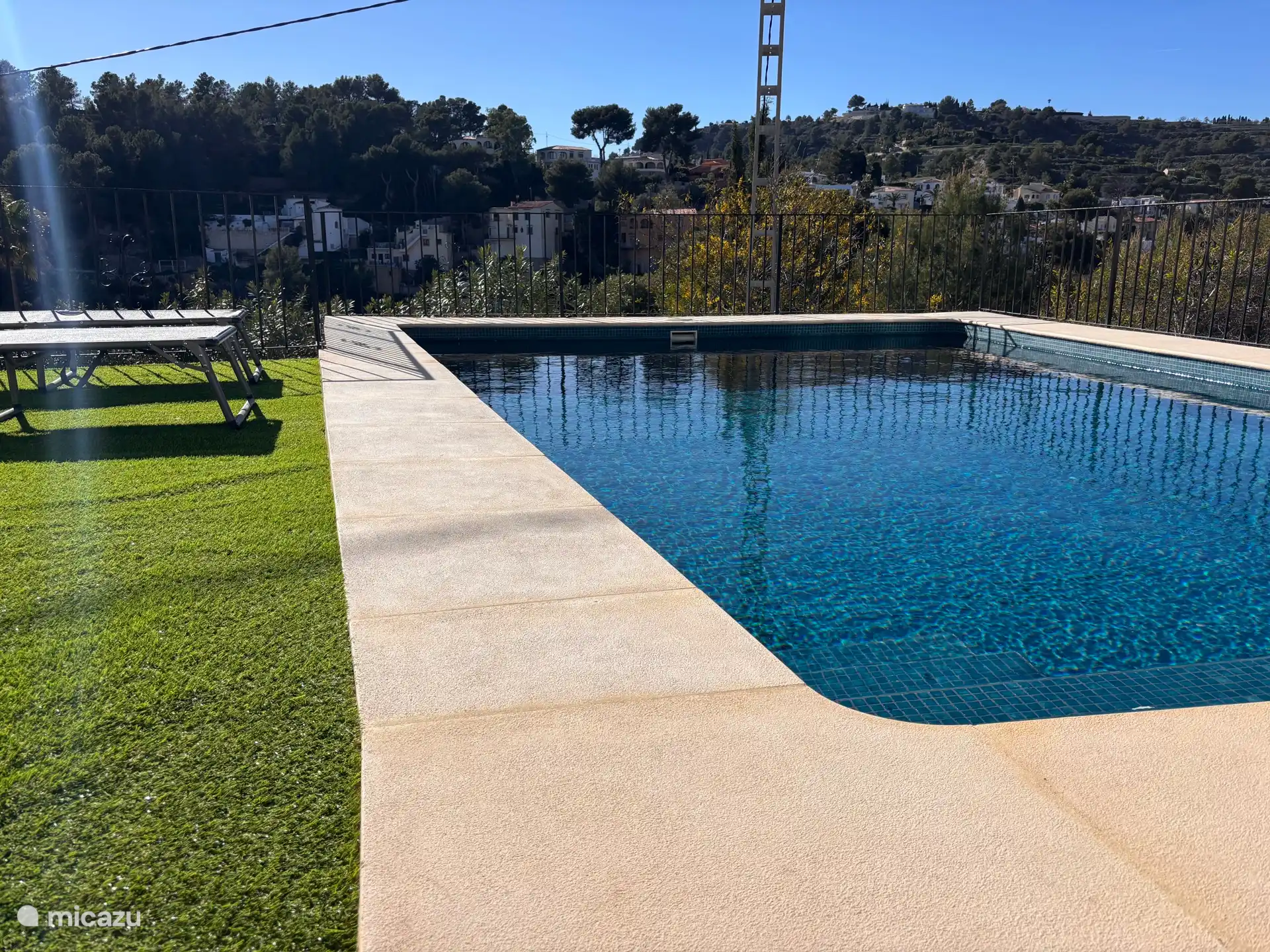 Belle piscine avec un emplacement au sud-ouest, donc le soleil est toute la journée jusqu’au soir :)