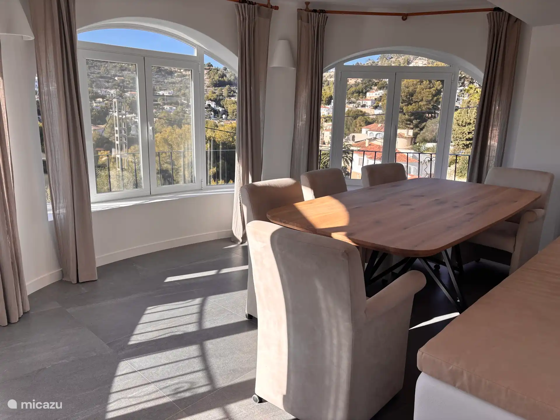 Das Naya bietet problemlos Platz für 8 Personen, und egal, wo man sitzt, hat man fantastische Aussicht auf Montemar