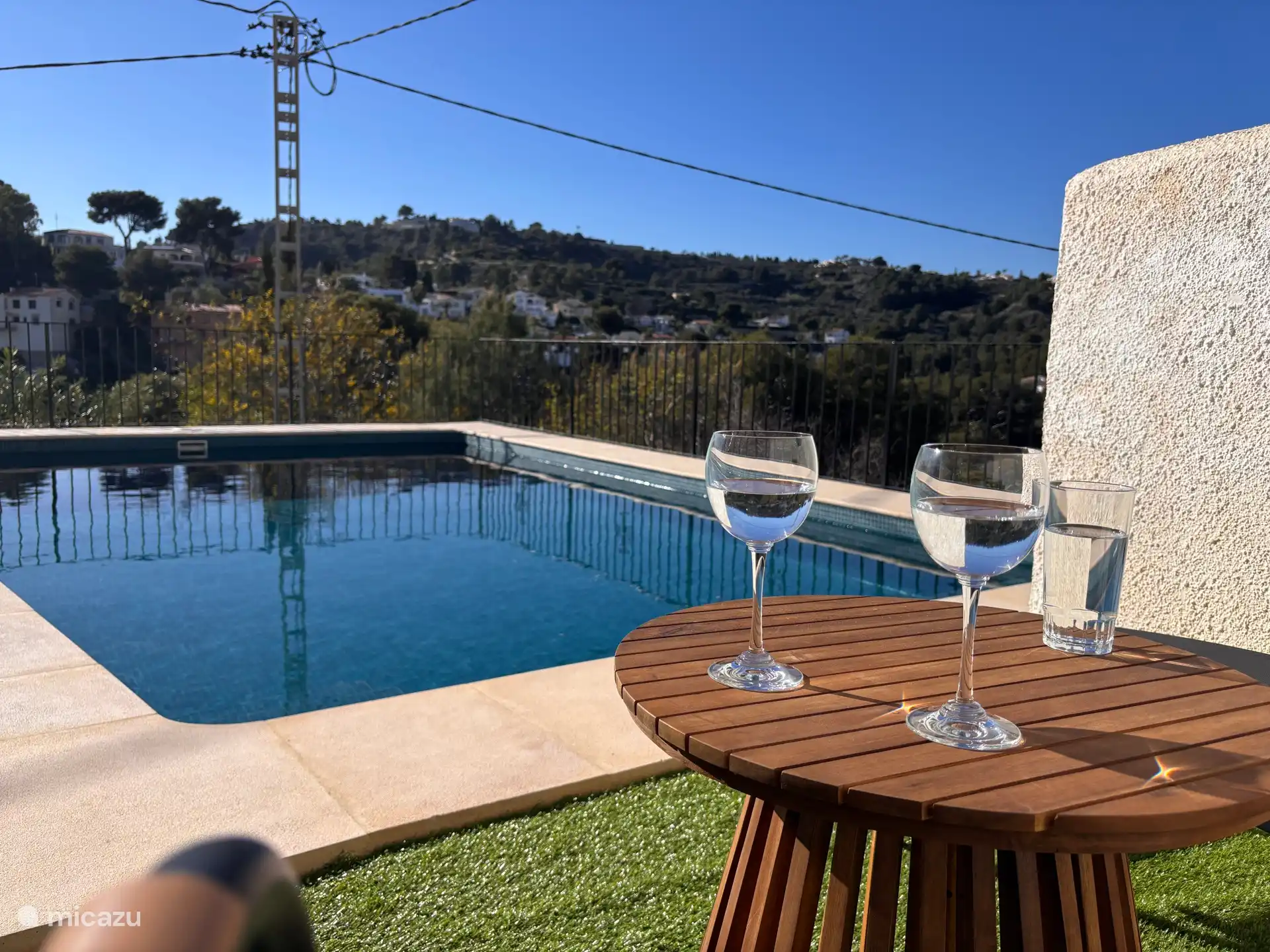 Vous pouvez vous asseoir et bronzer à différents endroits autour de la piscine :)