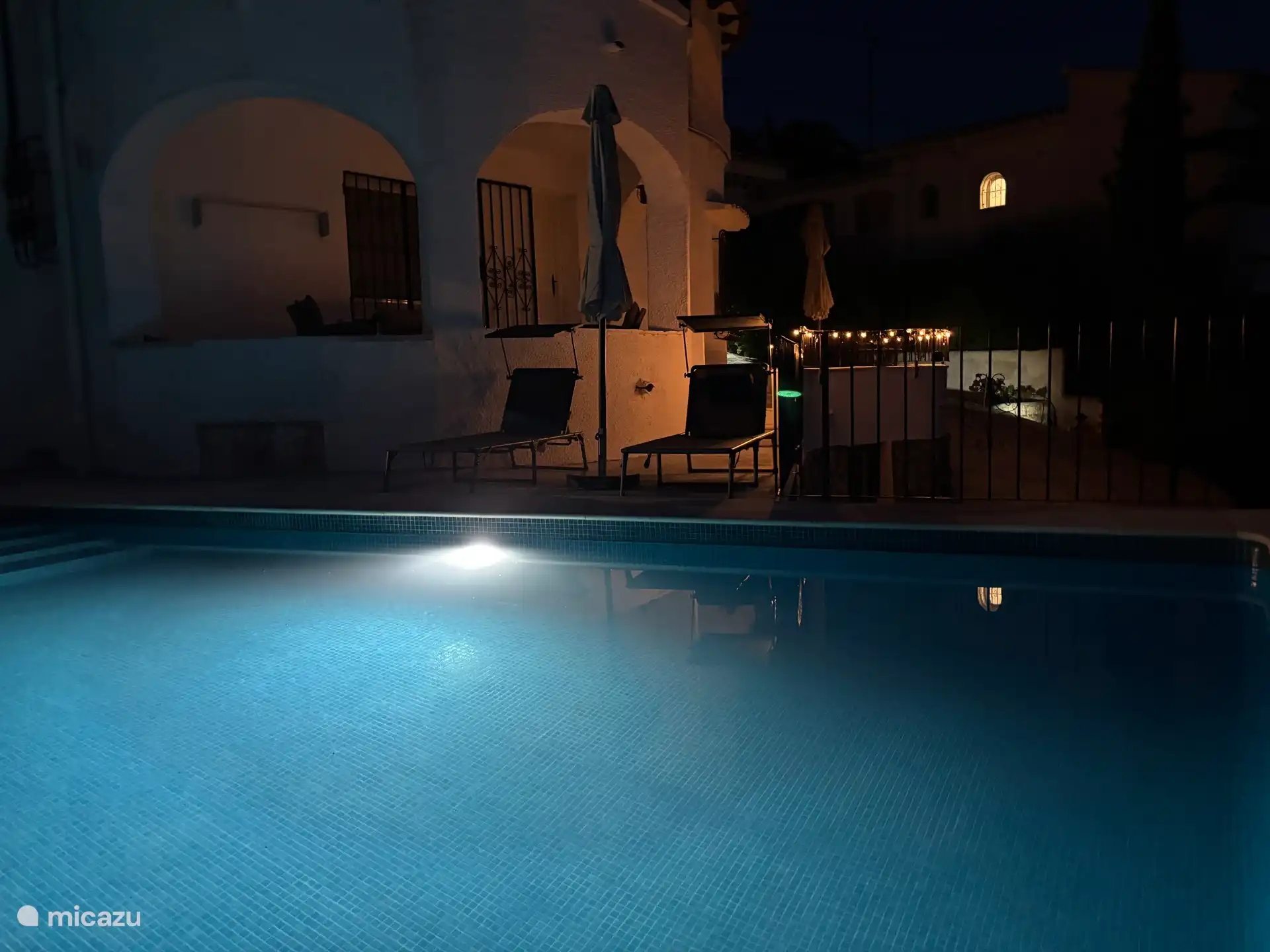 Schwimmbad am Abend mit Beleuchtung