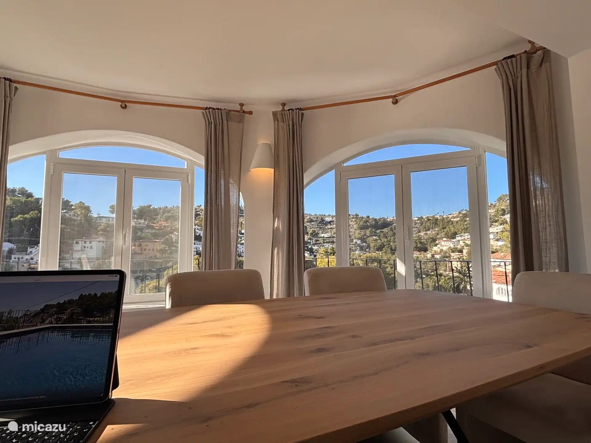 Das Internet funktioniert überall im und um das Haus hervorragend. Auch nützlich für Homeoffice.