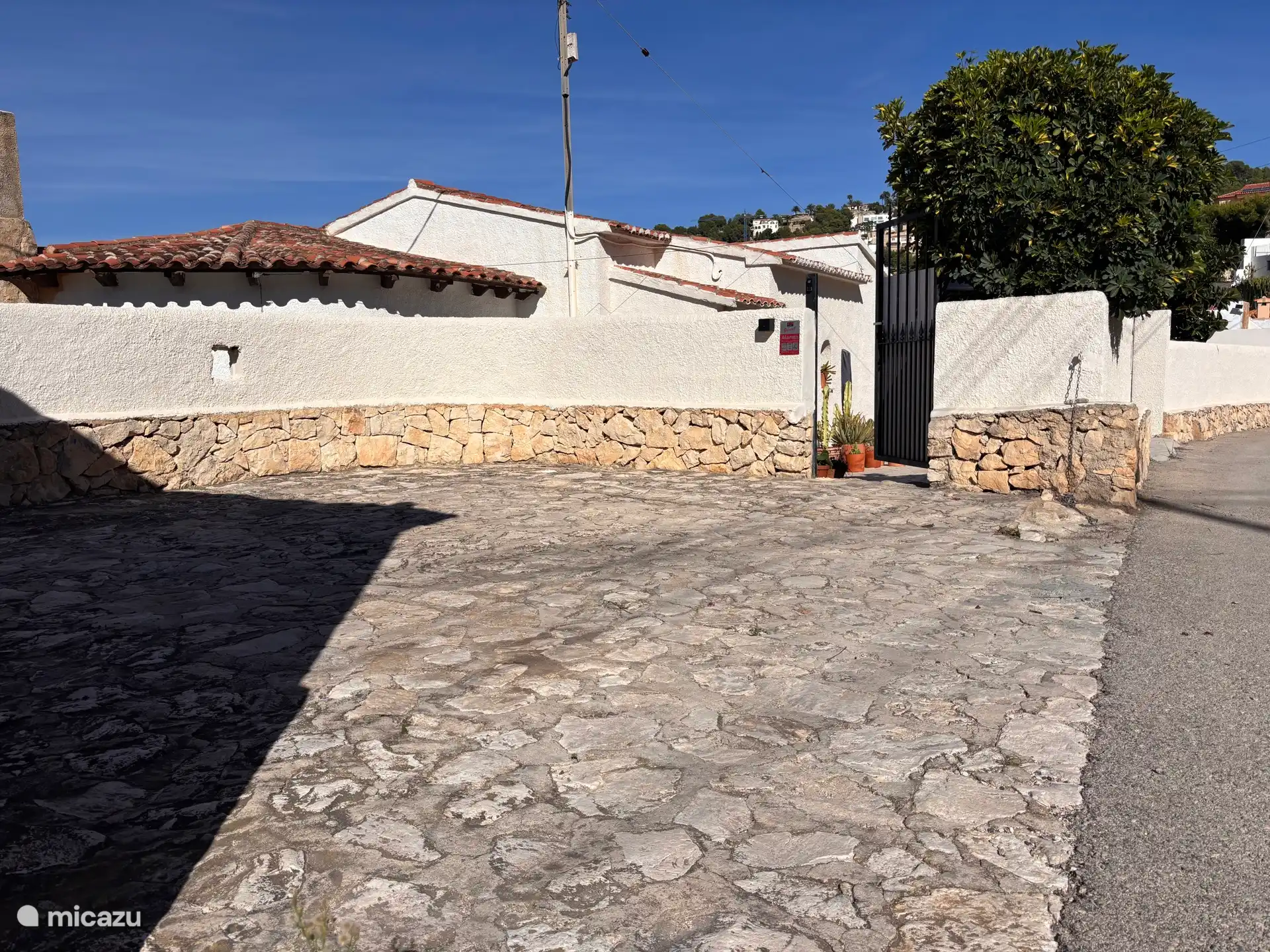 Places de parking privées où vous pouvez facilement garer deux voitures, juste à côté de la maison.
