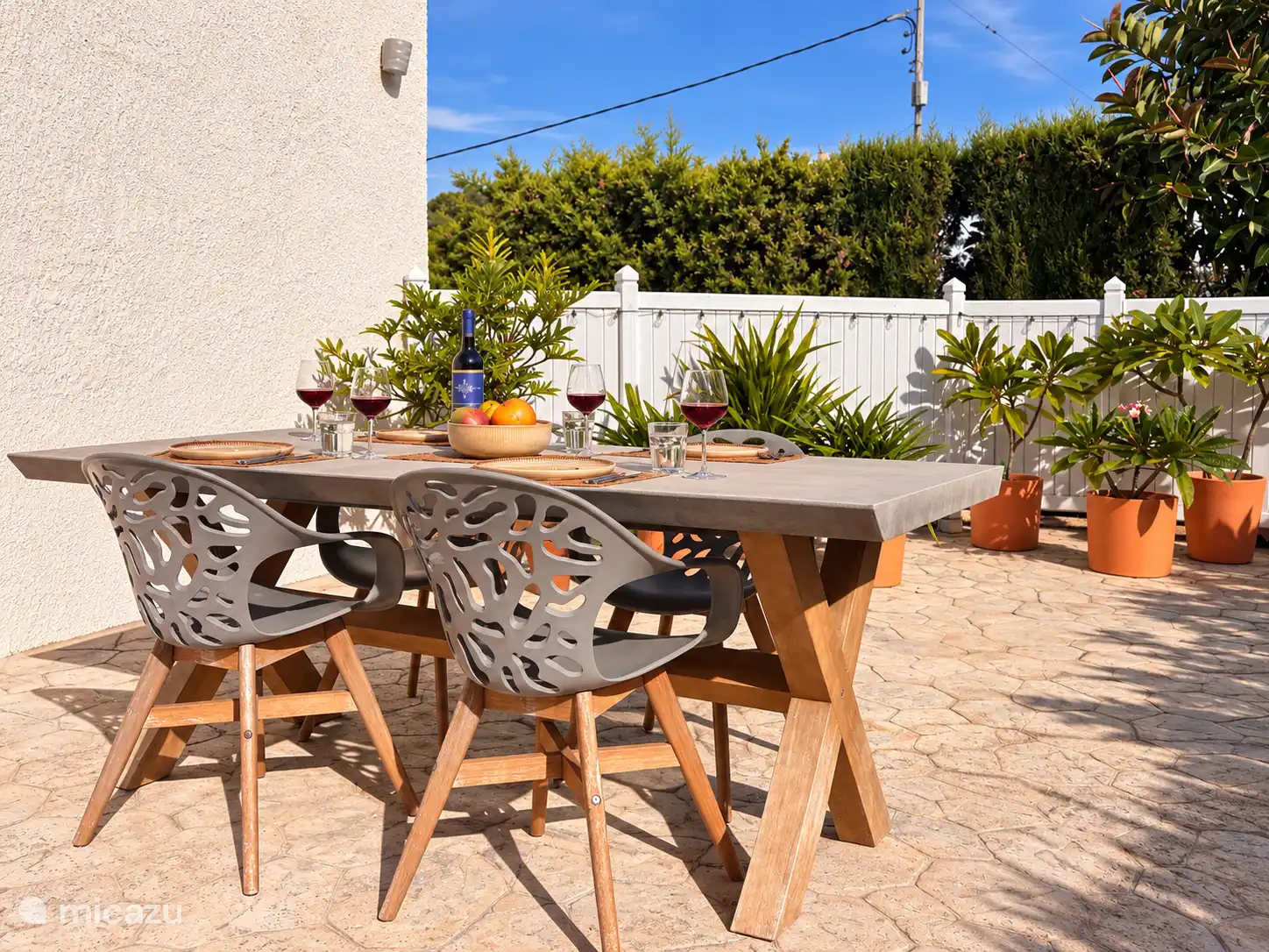 Le patio à l’étage offre beaucoup d’espace et de soleil pour passer la matinée et l’après-midi ensemble.